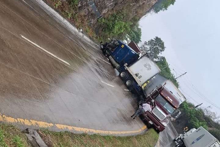 Accidente detiene por completo el paso en la ruta al Atlántico