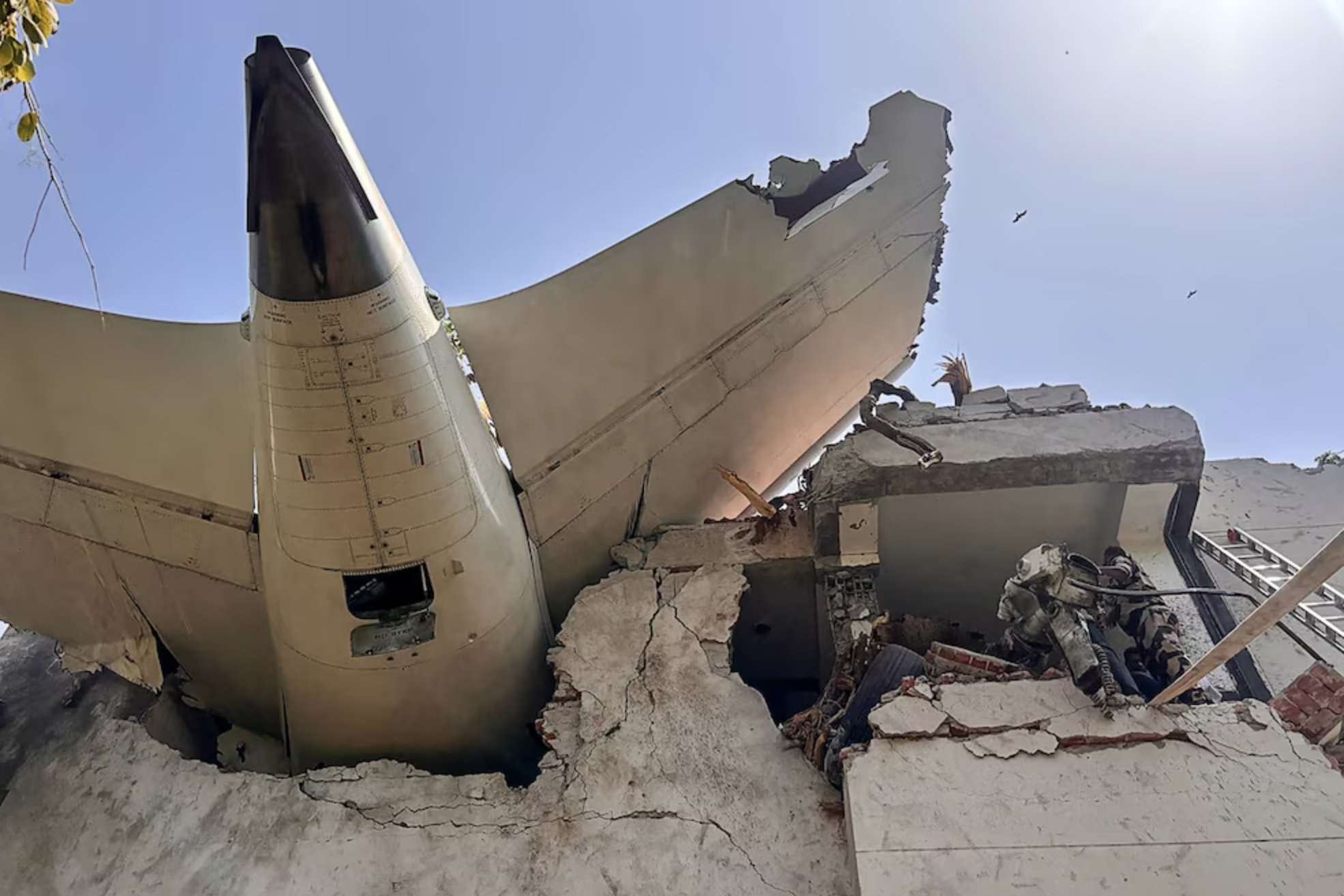 “Todo sucedió muy rápido”: la historia del único sobreviviente del vuelo de Air India que se estrelló en Ahmedabad