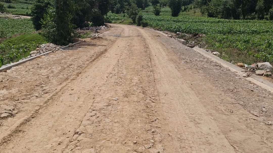 EN FOTOS | Tramos viales recién construidos ya muestran señales de desgaste