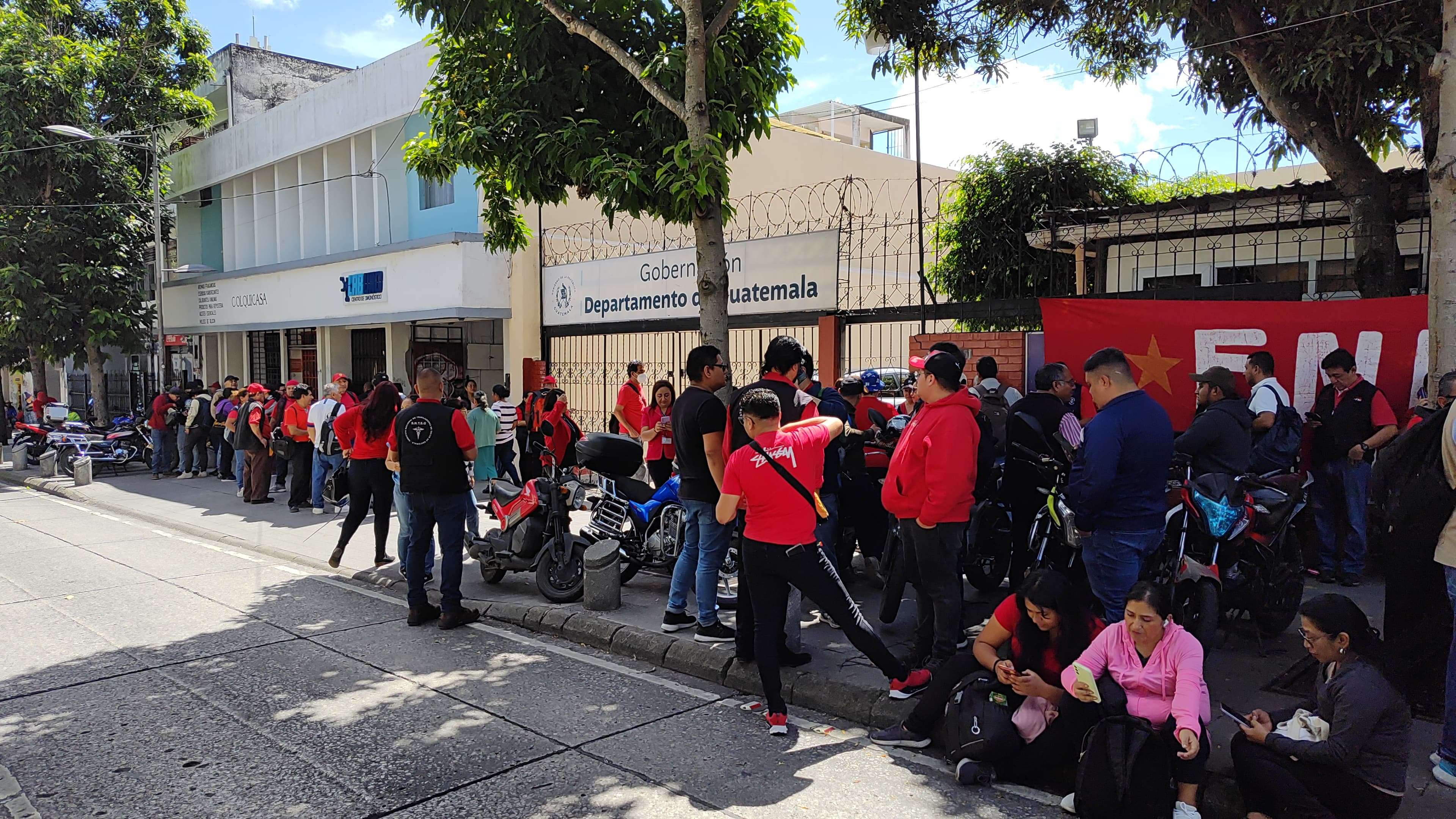 ¡Trabajadores de Salud exigen renuncias! Esto está pasando frente a Gobernación Departamental