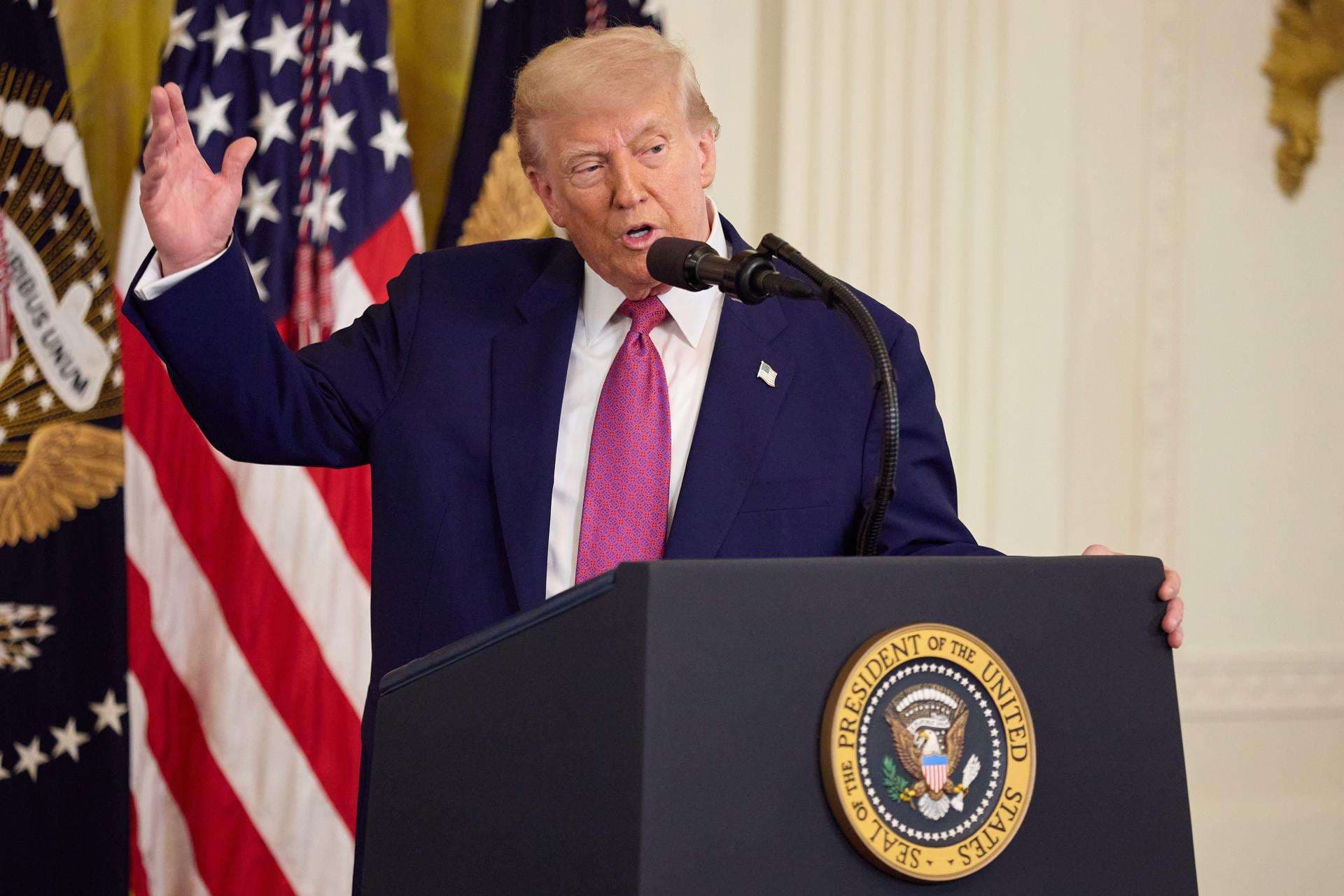 Trump reconoce que su política migratoria afecta a los agricultores y anuncia "cambios"