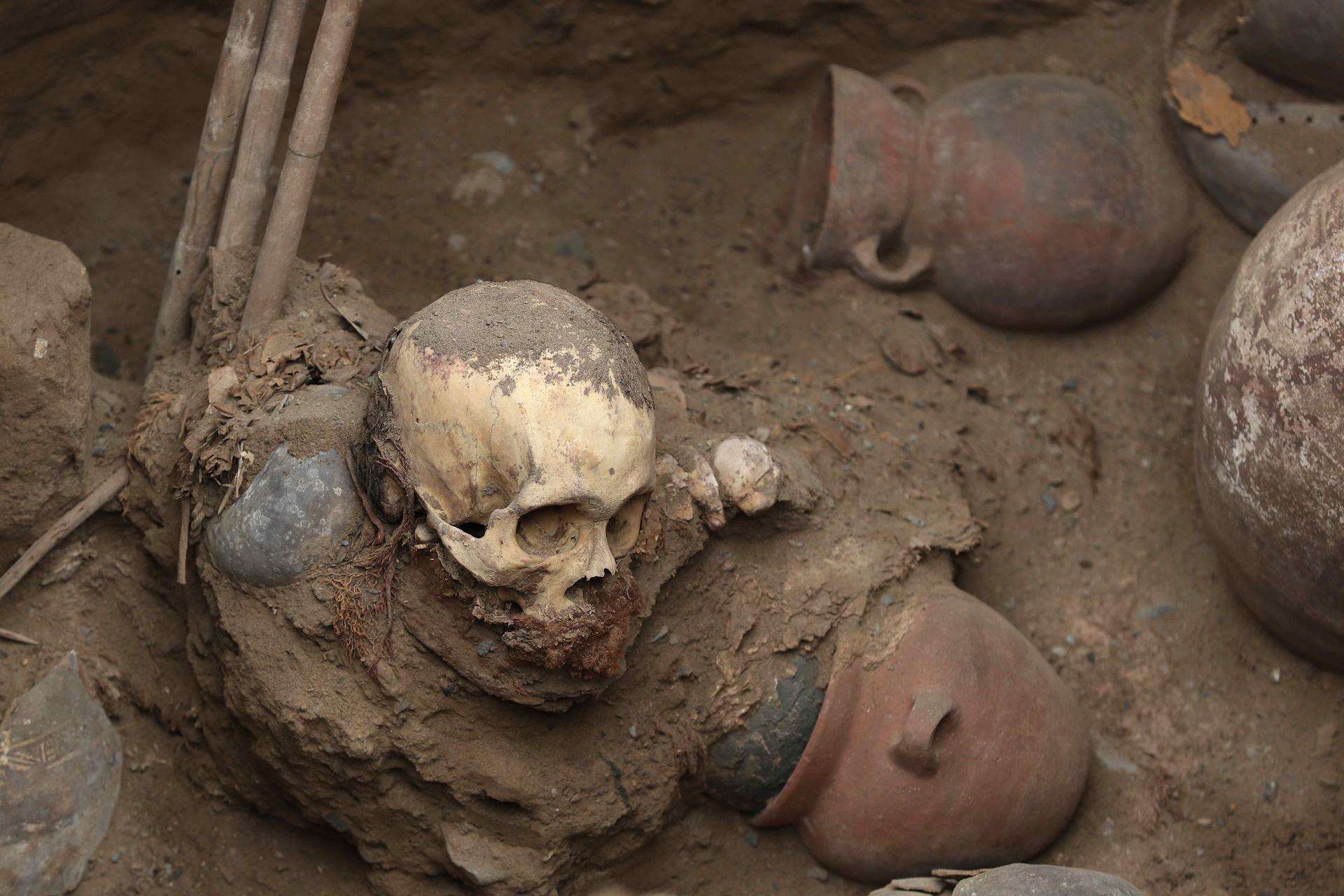 Vista general de un entierro prehispánico en el distrito limeño de Puente Piedra, hallado durante la instalación de tuberías de gas en la capital peruana. EFE/Paolo Aguilar