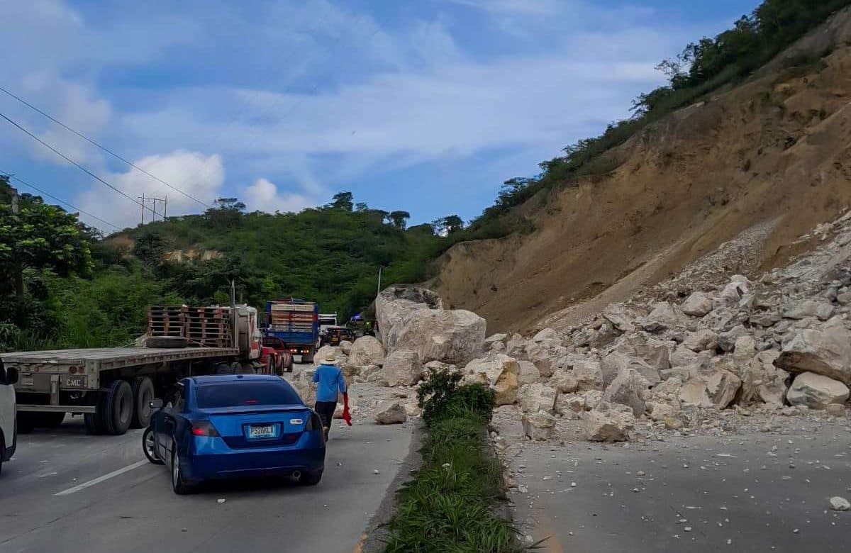 Habilitan carril reversible tras derrumbe en la ruta al Atlántico