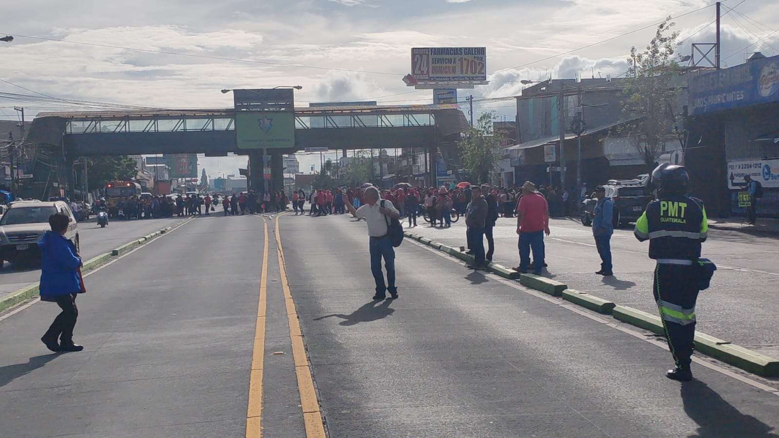 Bloqueos de salubristas paralizan la avenida Bolívar y El Trébol