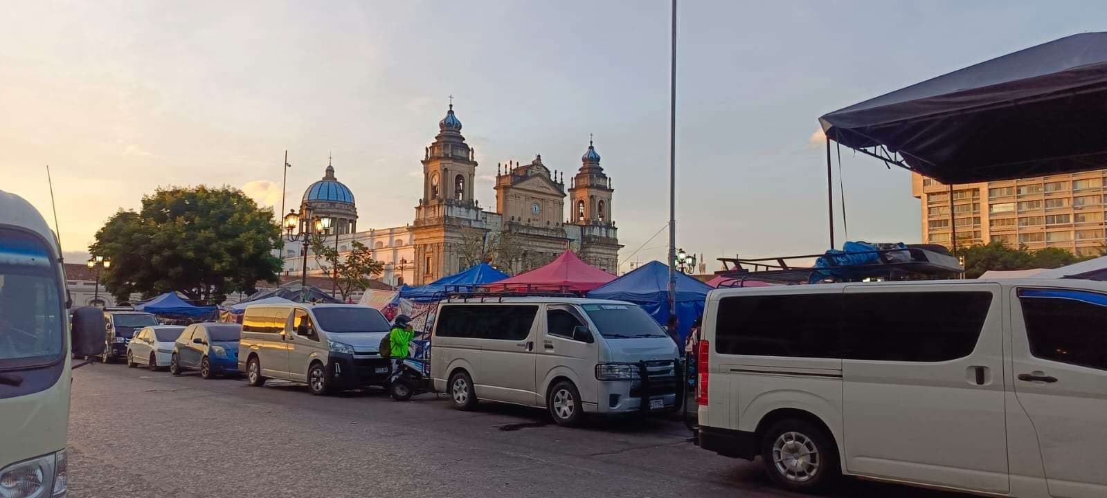 Se desploma manifestante frente al Palacio Nacional ¿Qué está pasando en las manifestaciones del STEG?
