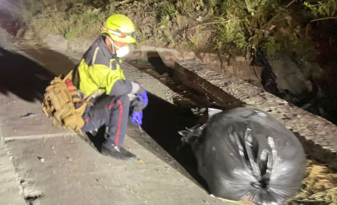 Hallan cuerpo en descomposición envuelto en sábanas