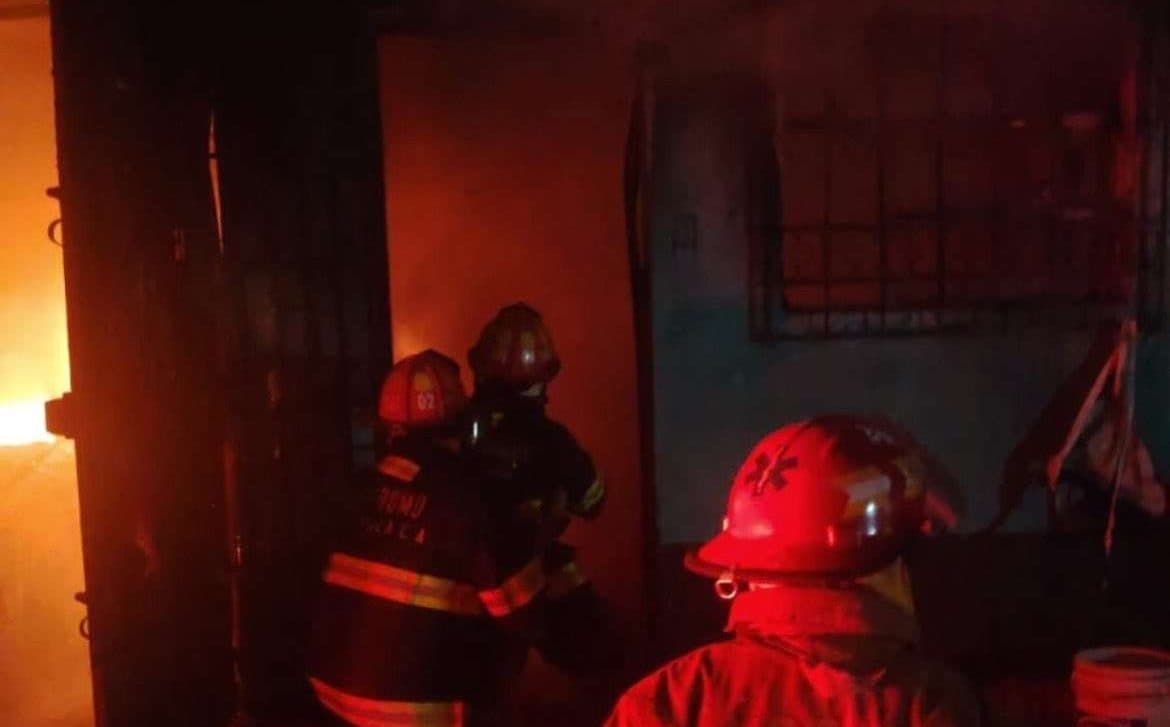 Incendio consume vivienda y vehículo en San Juan Sacatepéquez