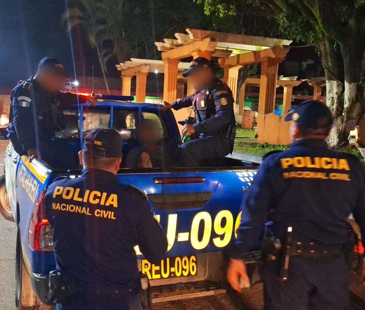 Cinco presuntos distribuidores de droga son detenidos en allanamiento en Retalhuleu