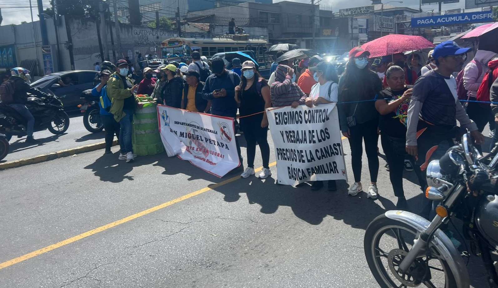 Bloqueo de maestros en la Calzada Roosevelt.