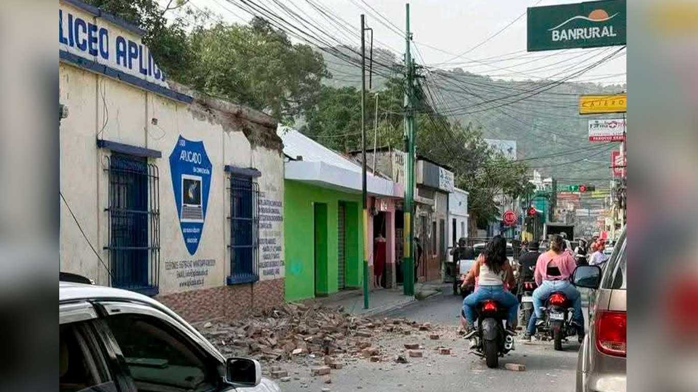 La Coordinadora Nacional para la Reducción de Desastres (CONRED) ha confirmado oficialmente la suspensión de clases presenciales en tres departamentos de Guatemala como medida preventiva tras la actividad sísmica registrada el martes 8 de julio.