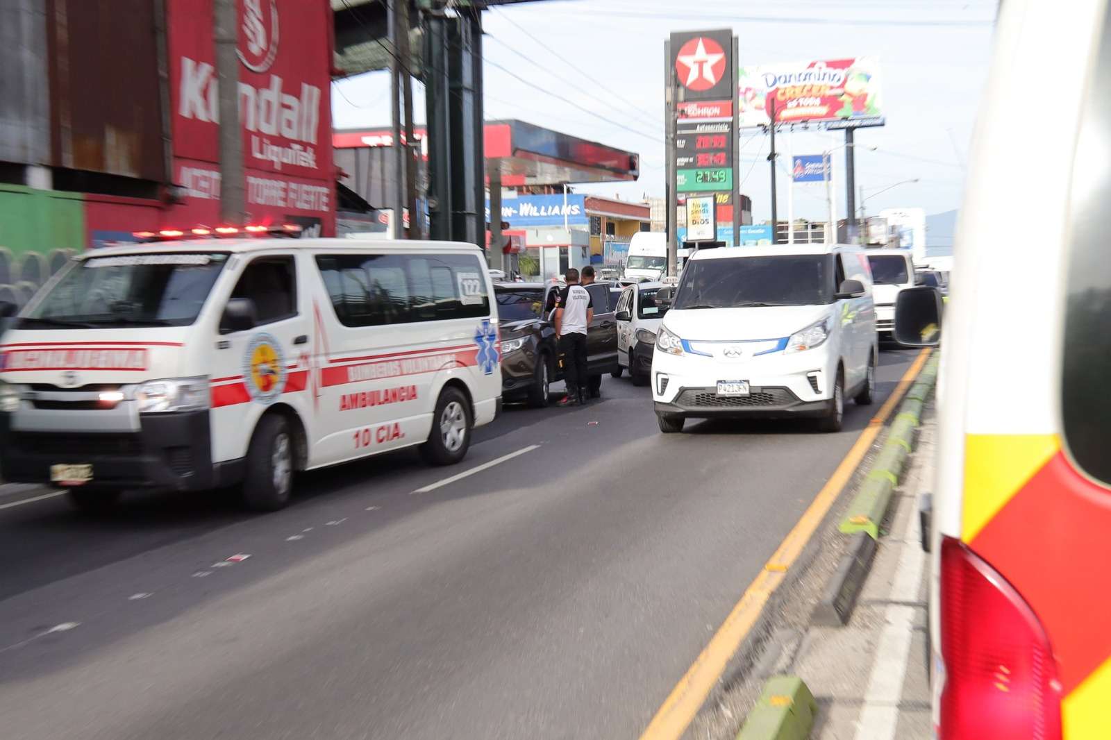 ¡Disparan contra un vehículo en calzada Aguilar Batres! Esto fue lo que pasó