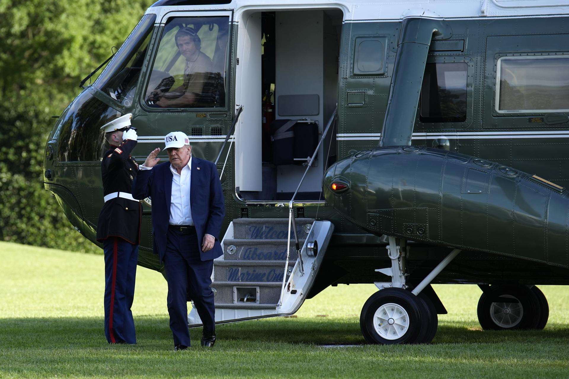 Trump advierte que podría poner un arancel adicional a países que se "alineen" con los BRICS