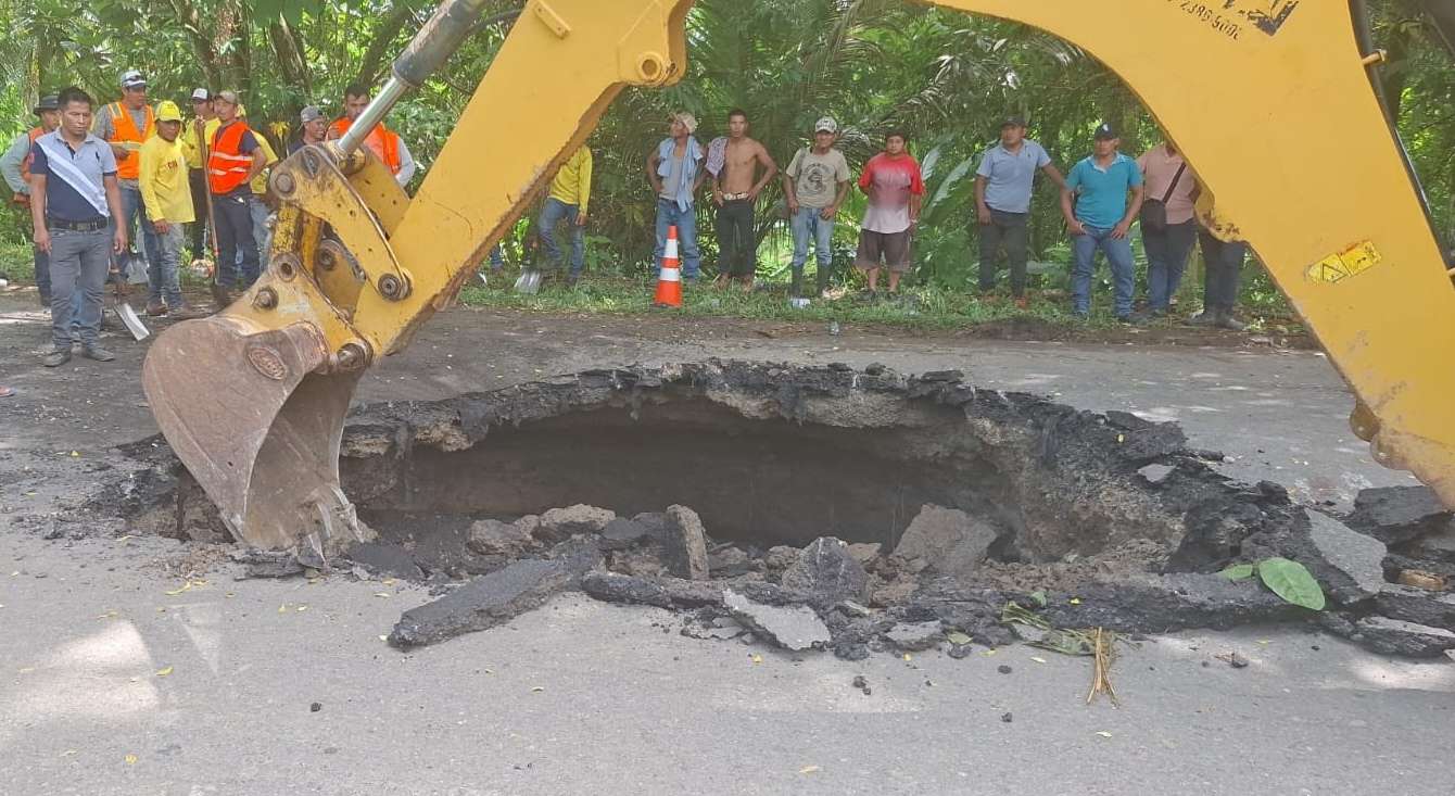 Hundimiento en ruta Izabal - Petén.