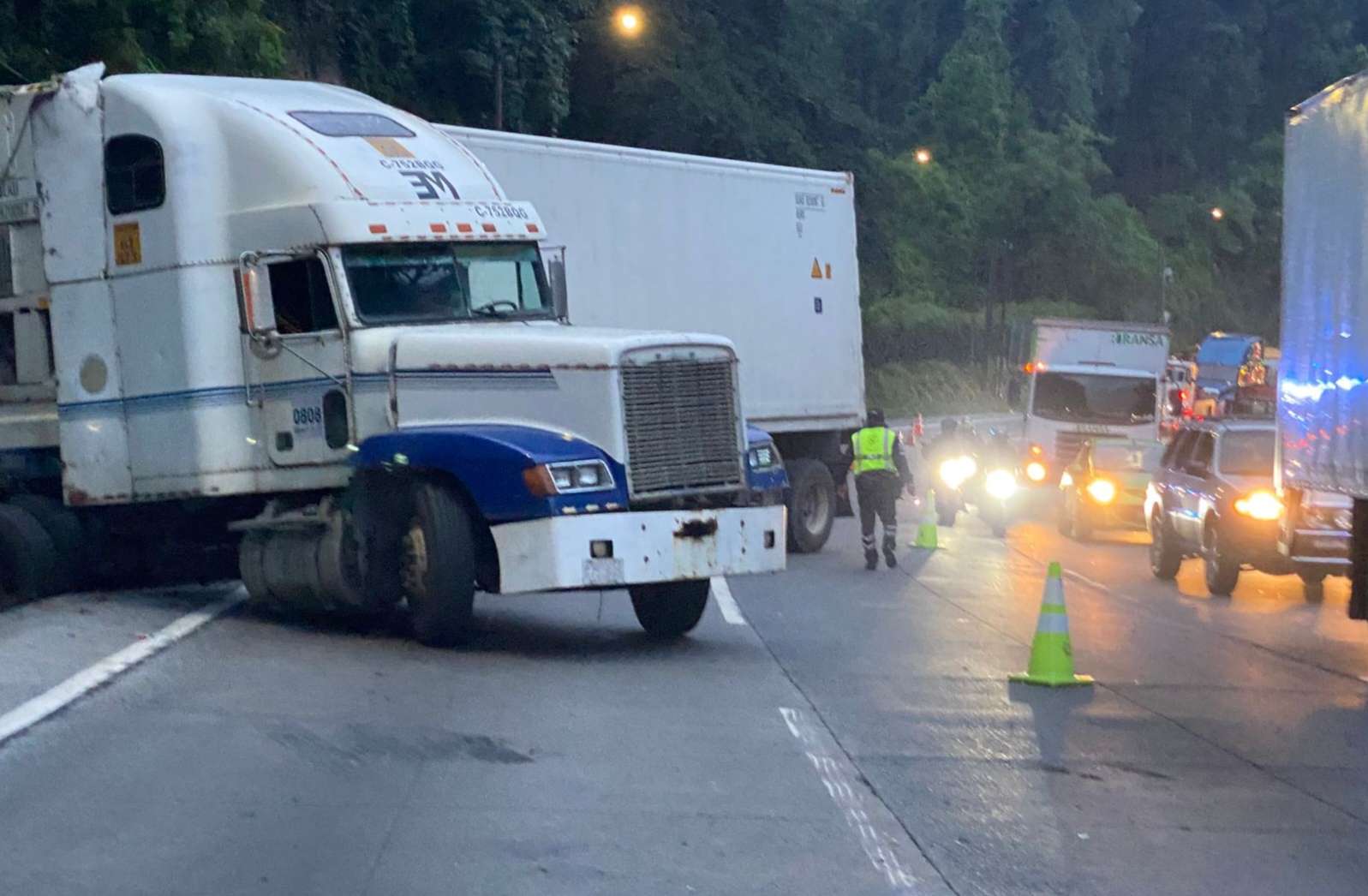 Incidente vial en la Cuesta de Villalobos complica el tránsito