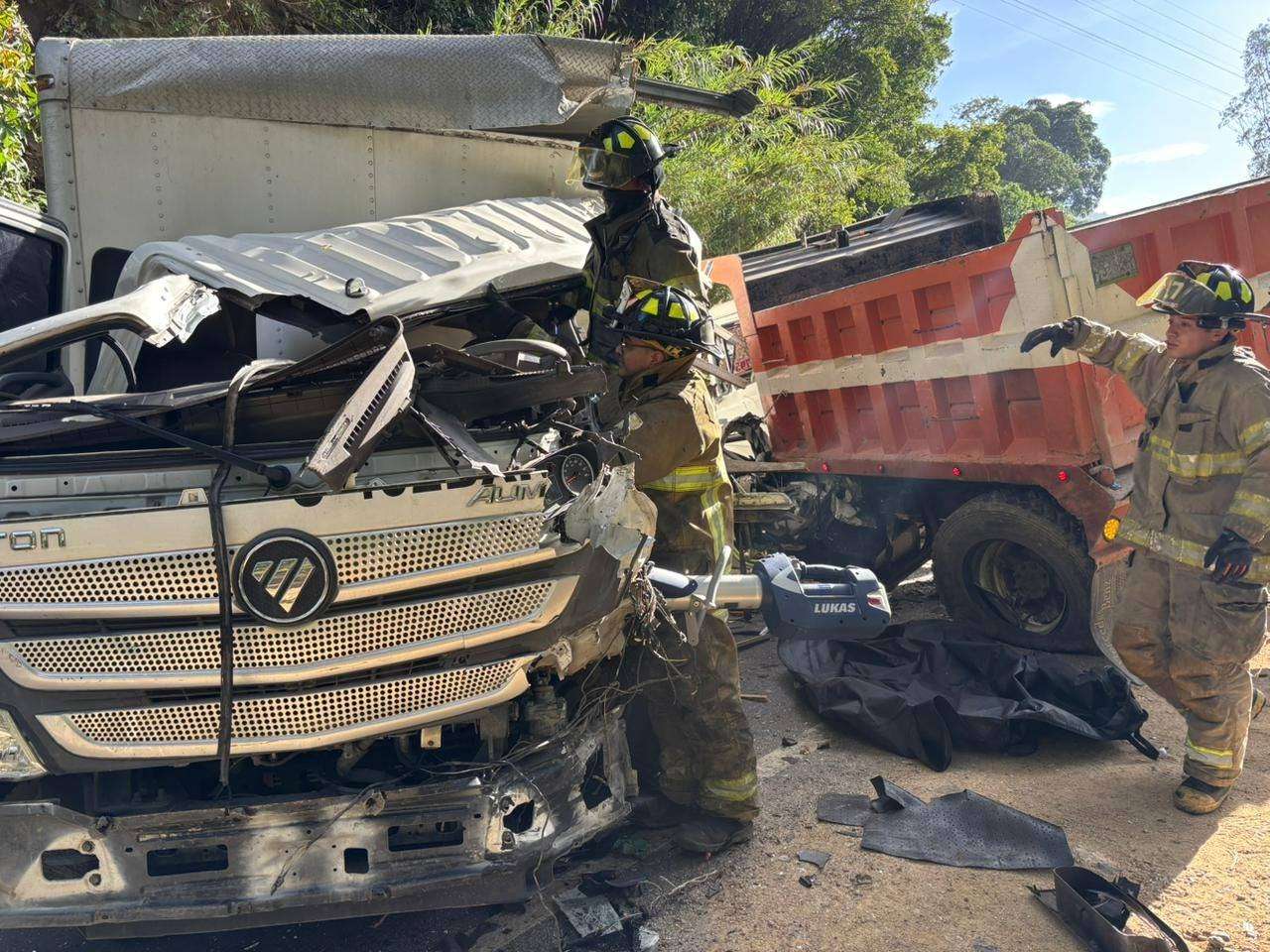¡Conductor queda atrapado! Esto se sabe del accidente en carretera a Huehuetenango