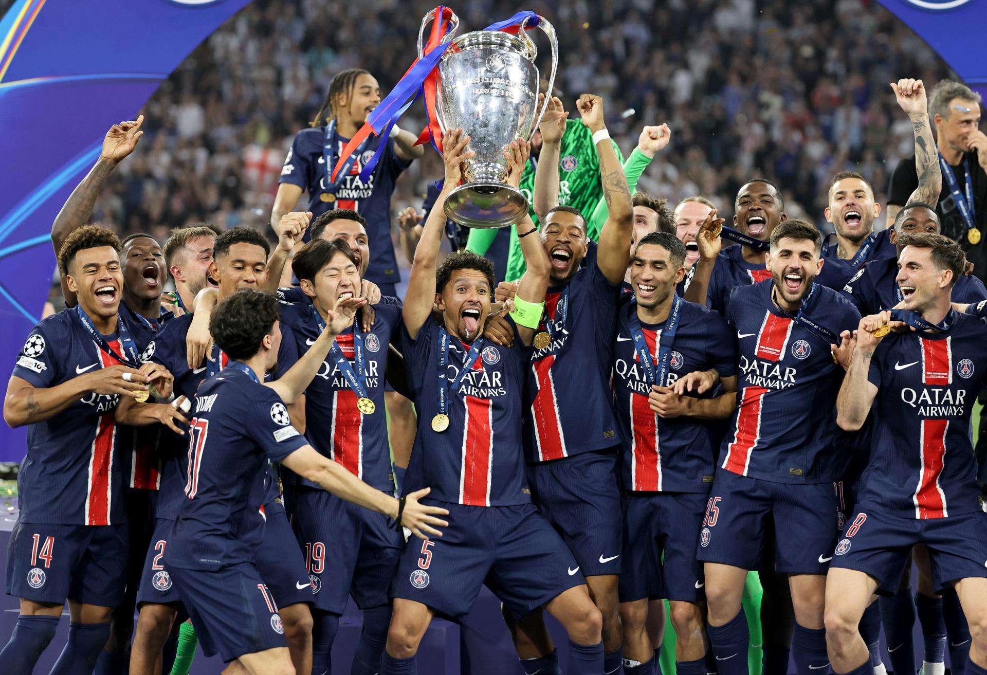Marquinhos, capitán del París Saint-Germain, levanta el trofeo de la Liga de Campeones, en una foto de archivo. EFE/EPA/RONALD WITTEK