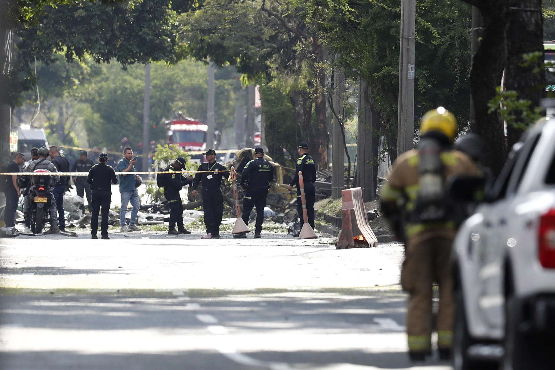Integrantes de la Policía Nacional inspeccionan la zona del atentado tras una explosión en inmediaciones de la Escuela Militar de Aviación Marco Fidel Suárez este jueves, en Cali (Colombia). EFE/ Ernesto Guzmán Jr