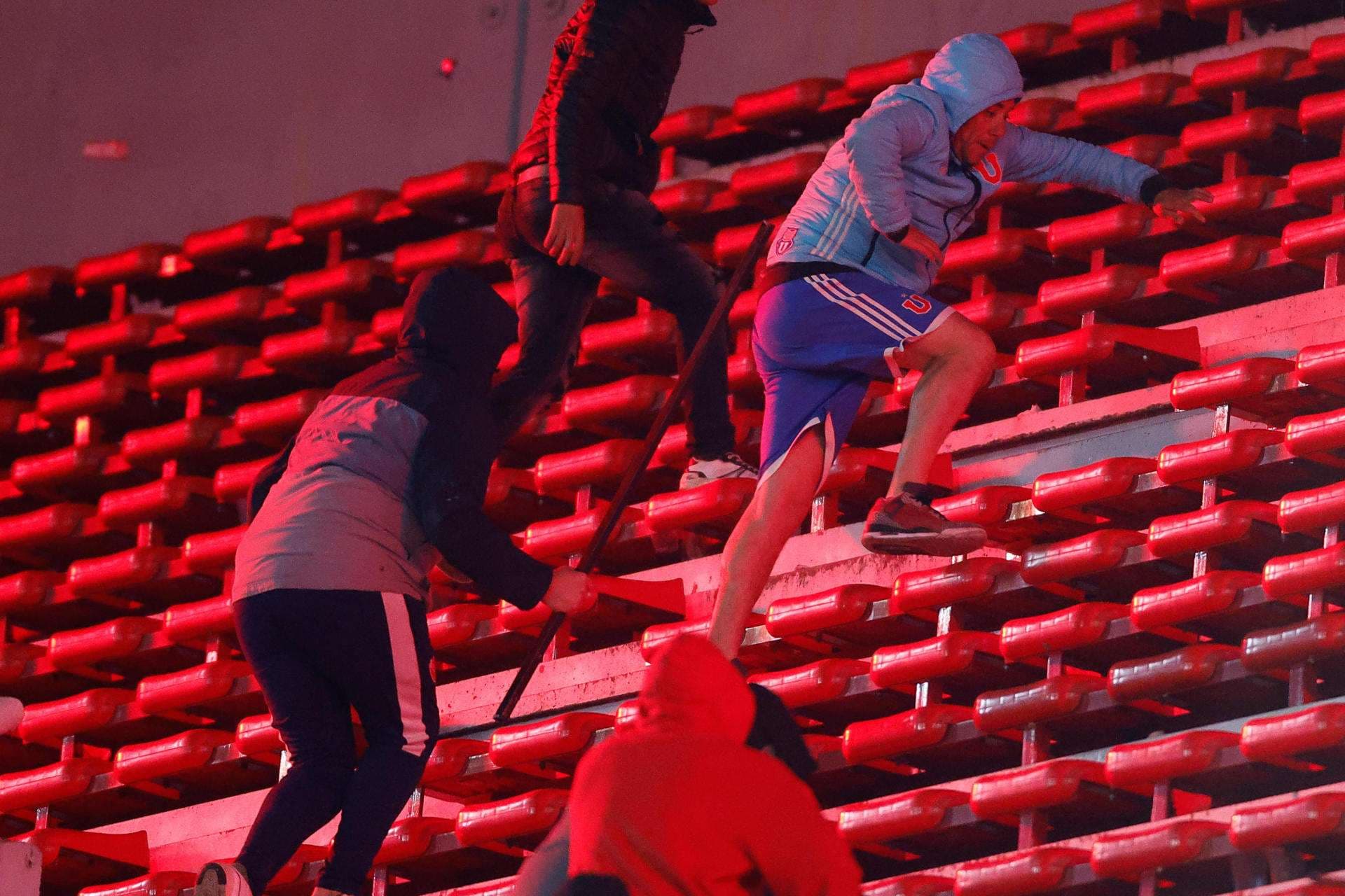 Fotografía de los violentos incidentes entre hinchas en el partido de los octavos de final de la Copa Sudamericana entre Independiente y Universidad de Chile en el estadio Libertadores de América en Avellaneda (Argentina). EFE/Juan Ignacio Roncoroni