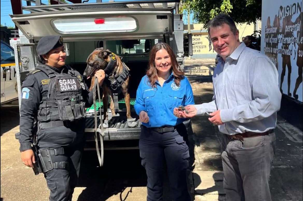 EE. UU. equipa a la PNC con vehículos especializados para agentes K9