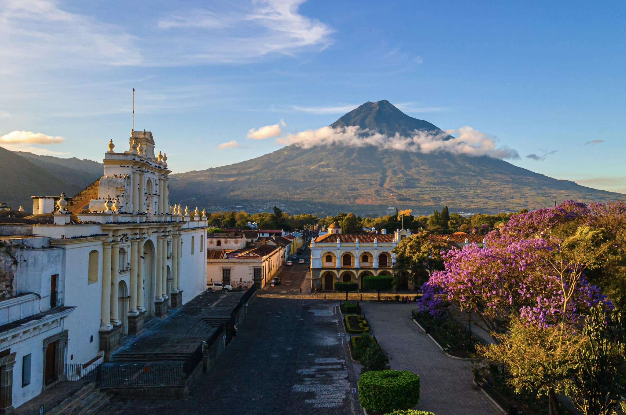 Las fiestas agostinas, celebración religiosa en honor al Divino Salvador del Mundo, se han convertido en un fenómeno turístico binacional que beneficia significativamente a la economía guatemalteca. Según proyecciones del Instituto Guatemalteco de Turismo (INGUAT), cerca de 90 mil turistas salvadoreños ingresarán al territorio guatemalteco durante esta primera semana de agosto, lo que podría representar una derrama económica de 24.7 millones de dólares. En entrevista exclusiva para La Red Noticias 106.1, Byron Arango, Jefe de asistencia turística del INGUAT, destacó que el monitoreo comenzó desde el pasado fin de semana y se extenderá hasta el próximo, con un equipo salvadoreño colaborando en territorio guatemalteco. "Hemos tenido bastante afluencia. El día domingo estuvo un poco bajo, pero hoy en la mañana me están reportando bastante ingreso de vehículos en el área de Bayanoy y Pedro de Alvarado, entonces sí tenemos un repunte el día de hoy", explicó Arango. El funcionario informó que hasta el momento han atendido a más de 17 mil personas a través de los diferentes kioscos de información turística distribuidos a nivel nacional. Además, han implementado caravanas seguras en conjunto con Condicetur para brindar soporte a los visitantes. "Hemos tenido algunos inconvenientes con vehículos de turistas que se han transportado por nuestras carreteras. Vehículos que, por falta de batería o que se han quedado con llanta pinchada, pues gracias a Dios en conjunto con la Policía Nacional Civil y PROVIAL, hemos llegado a darles esa asistencia y ese acompañamiento, incluso coordinándoles grúa para el regreso a su país", detalló. Un factor adicional que influirá en el flujo turístico es el partido de fútbol del equipo salvadoreño Águila, que se disputará en territorio guatemalteco. Al respecto, Arango aseguró que están preparados para recibir tanto a las familias que vienen por el turismo tradicional de las fiestas agostinas como a los aficionados del equipo. "Es una cuestión que ya teníamos en cuenta. En conjunto con el Ministerio de Gobernación, específicamente el primer viceministro, estuvimos abordando todos estos temas y la seguridad se ha reforzado en todas las áreas, especialmente donde se realizará el partido", afirmó. La Ciudad de Guatemala recibe aproximadamente el 45% de los turistas salvadoreños, convirtiéndose en un punto casi obligatorio de su itinerario. Sin embargo, Arango destacó que destinos como Izabal están repuntando significativamente. "Izabal se está repuntando bastante en el tema de turismo, tanto en Semana Santa como en fiestas agostinas. Están llegando a visitar, a conocer el Caribe guatemalteco y lo que se ofrece en temas gastronómicos. Estuvimos promocionando mucho este destino en El Salvador y les llamó la atención", señaló. Los salvadoreños suelen seguir tres rutas principales durante su estancia: la primera desde Pedro de Alvarado hacia Escuintla, parques acuáticos y Quetzaltenango; la segunda desde Valle Nuevo hacia Ciudad de Guatemala, Cayalá, Zoológico, Antigua Guatemala y el corredor gastronómico de Tecpán; y la tercera denominada "Fe y Caribe", que incluye la Basílica de Esquipulas, el museo paleontológico de Estanzuela y finaliza en Izabal. Las autoridades guatemaltecas han coordinado esfuerzos con Migración, SAT, PROVIAL y PMT para agilizar el paso fronterizo y garantizar una experiencia positiva a los visitantes. "Con el paso ágil que hay con El Salvador, se ha visto una mejor efectividad a la hora del ingreso del turista hacia Guatemala", aseguró Arango. El período de mayor afluencia turística se extenderá hasta el 6 de agosto, fecha del feriado oficial en El Salvador y día de retorno para la mayoría de los visitantes. Aunque el domingo se registró una baja en el ingreso de turistas, Arango se mostró optimista: "Muy probablemente vamos a superar las cifras de años anteriores. Nos vamos a recuperar en estos días que vienen, entonces las proyecciones siguen en pie".