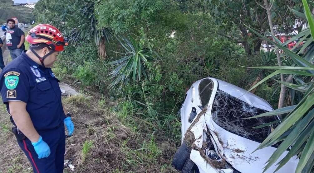 Pérdida de control provoca caída de vehículo en hondonada