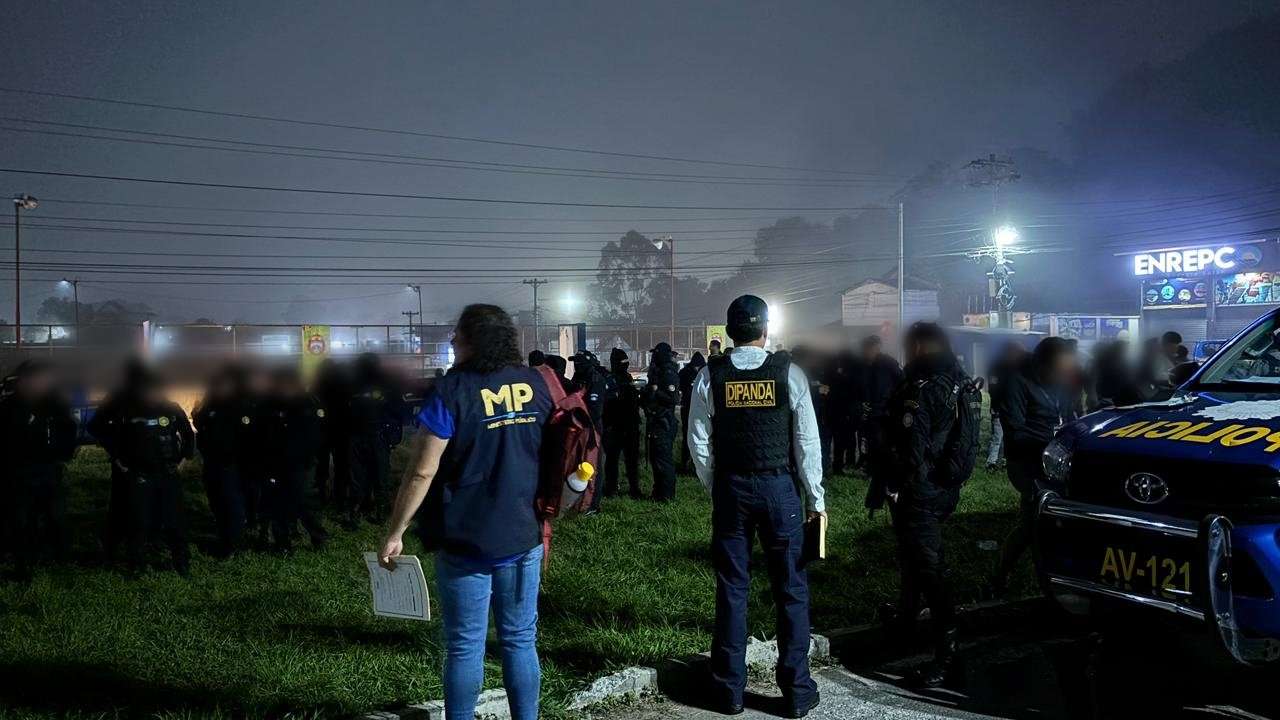 MP y PNC realizan allanamientos y requisa en centro carcelario de Cobán