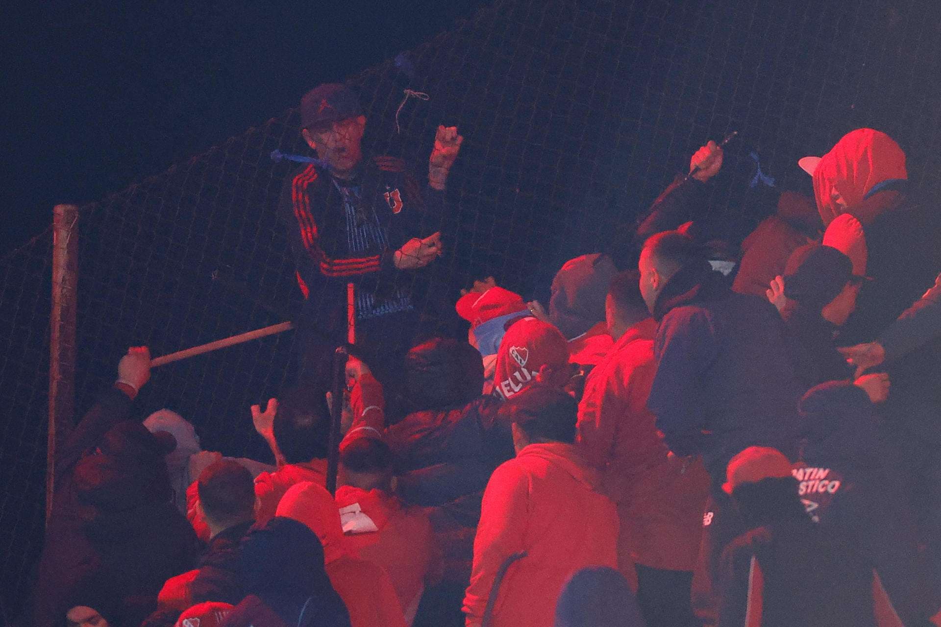 Hinchas se enfrentaron este miércoles, en un partido de los octavos de final de la Copa Sudamericana entre Independiente y Universidad de Chile en el estadio Libertadores de América en Avellaneda (Argentina). EFE/Juan Ignacio Roncoroni