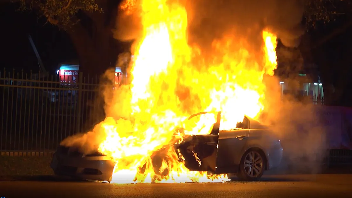 Colisión provoca incendio en plena calzada Atanasio Tzul