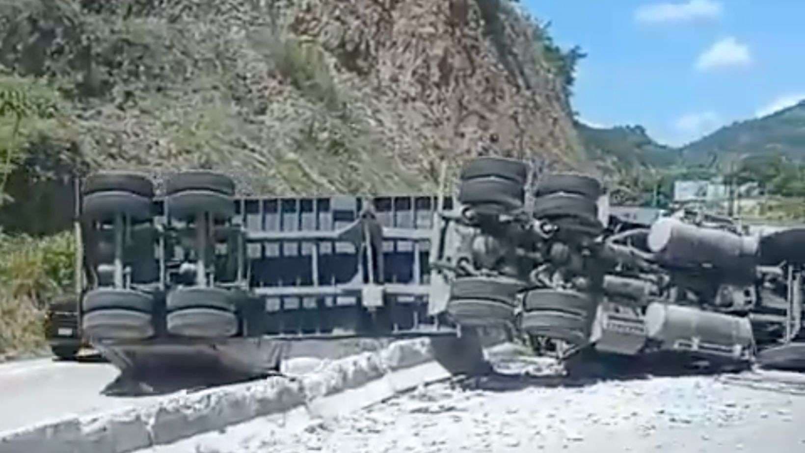 ¿Vas hacia el Atlántico? Tráiler volcado complica el tránsito este 8 de agosto