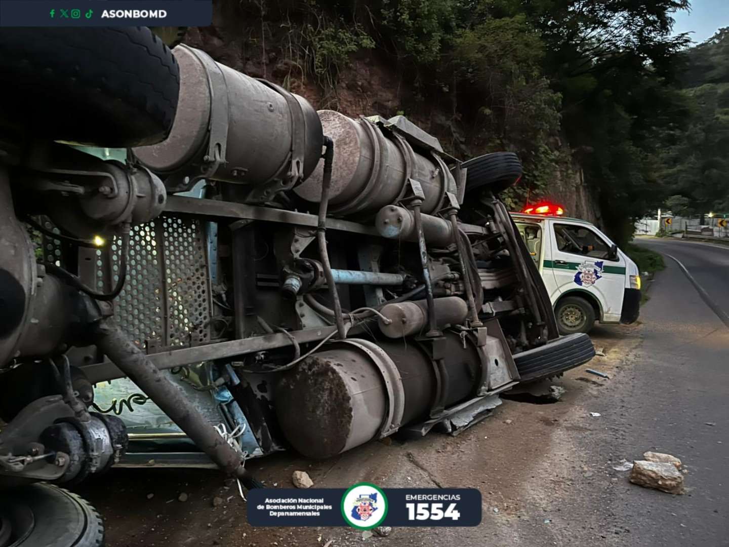 Dramático rescate en la RN-14 | Bomberos salvan a piloto atrapado tras volcamiento de camión