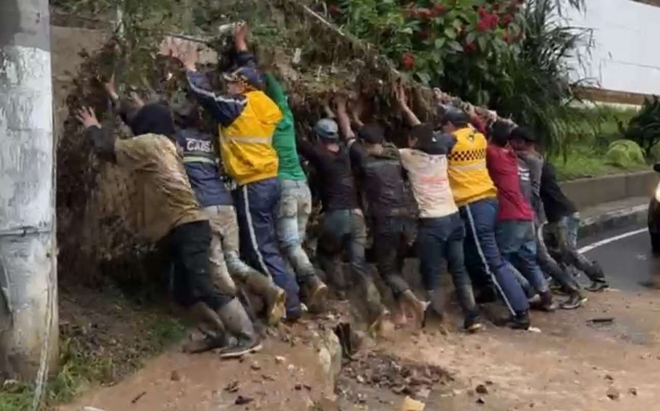 Deslave en Muxbal pone en riesgo a vecinos por fallas en proyecto inmobiliario