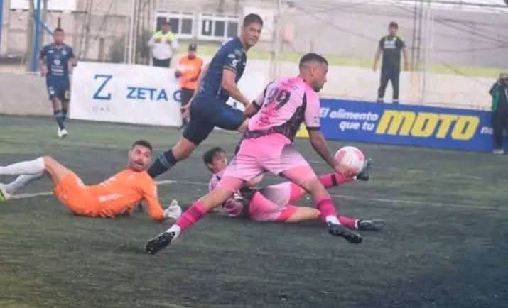 Mixco derrota a Cobán con polémico gol de ‘Nico’ Martínez