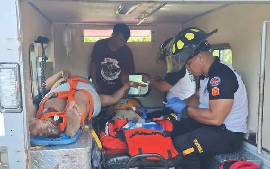 Vehículo cae en barranco y pasajeros son trasladados con heridas
