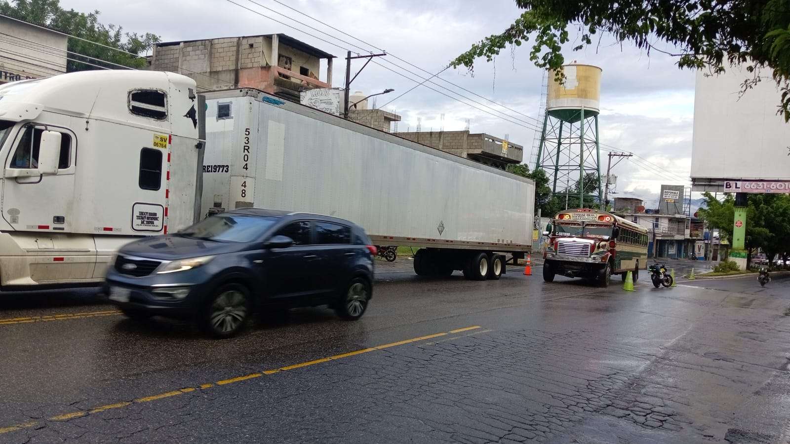 ¡Sin reversible! Tráiler averiado complica el tránsito en Prados de Villa Hermosa