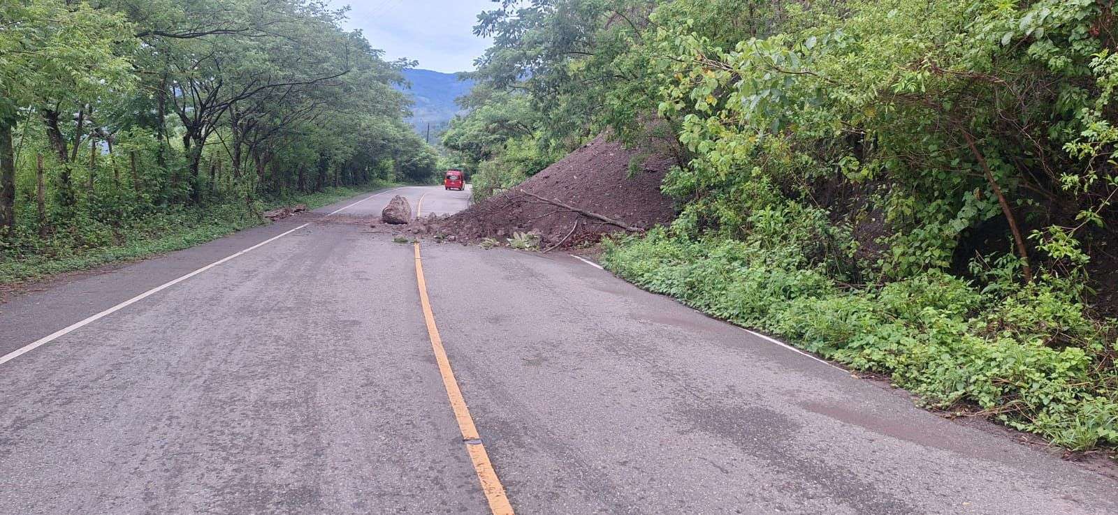 Derrumbe en Chiquimula afecta tránsito hacia la frontera con Honduras