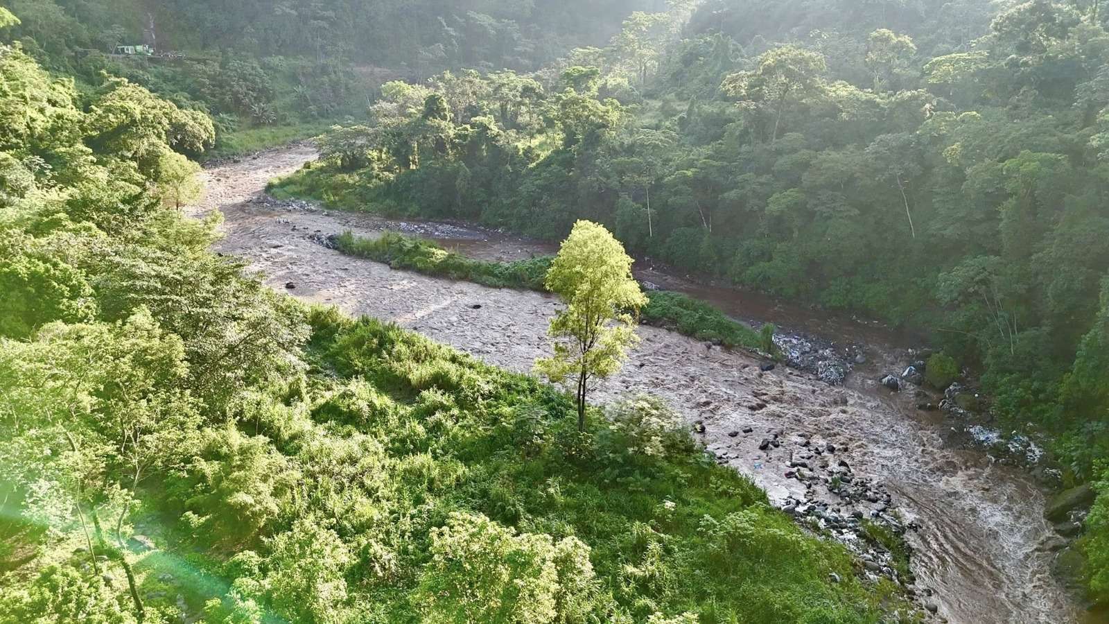 ¡Tres días sin descanso! Picop cae al río Naranjo y hombre sigue desaparecido