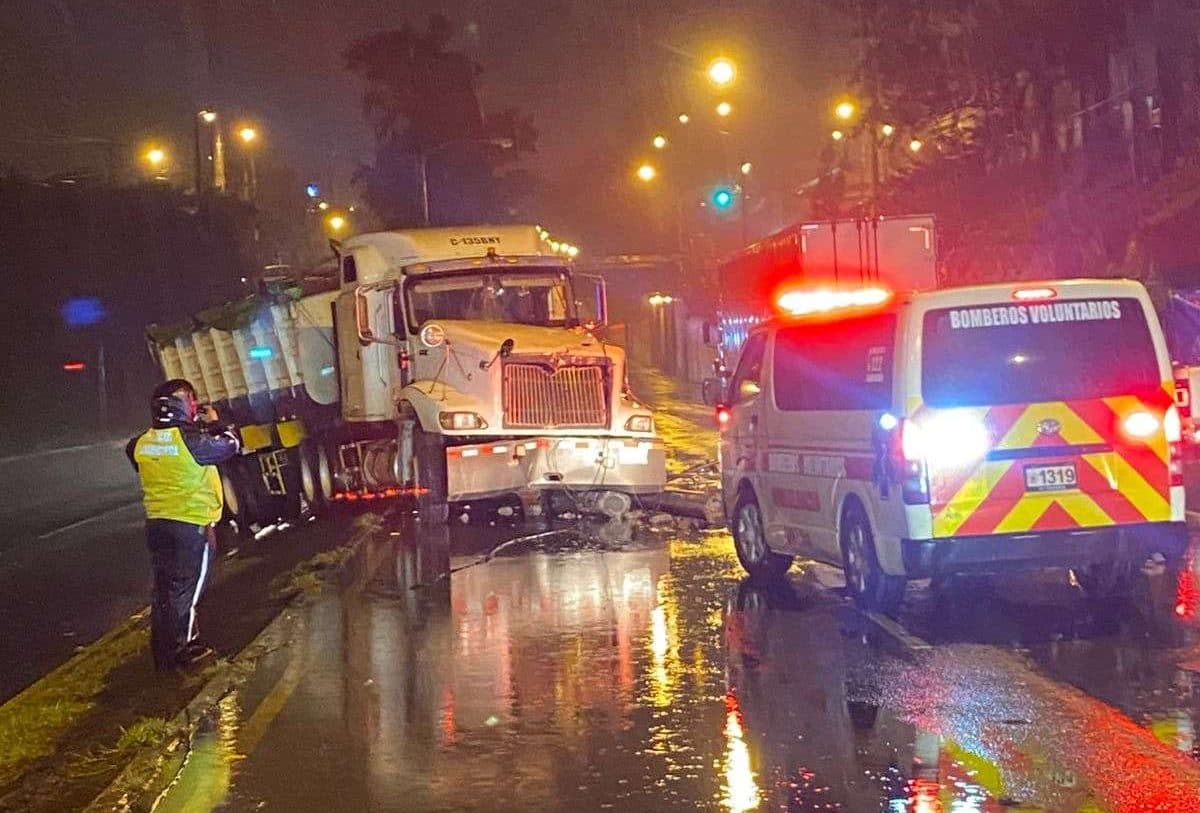 ¡Ojo, conductores! Accidente con camión derriba poste y complica el tránsito en el Periférico