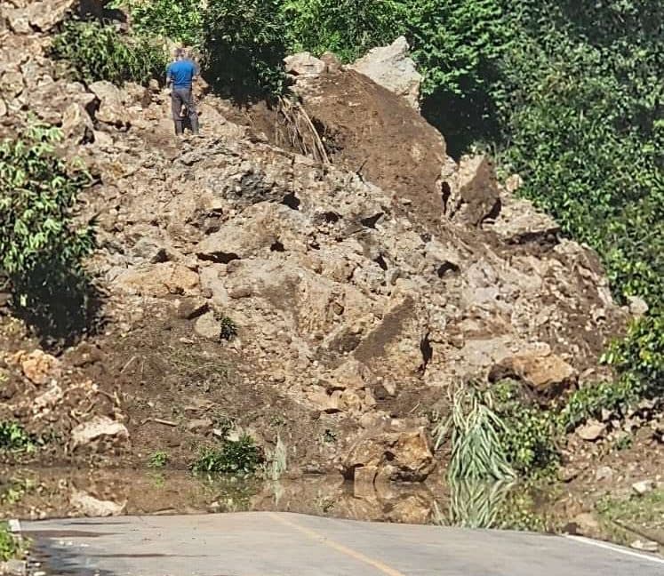 ¿Viajas por Tecpán? Derrumbe bloquea el paso por suelos saturados
