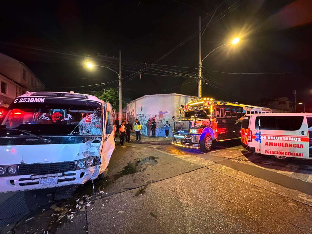 Choque entre autobuses deja a pilotos heridos y tránsito detenido