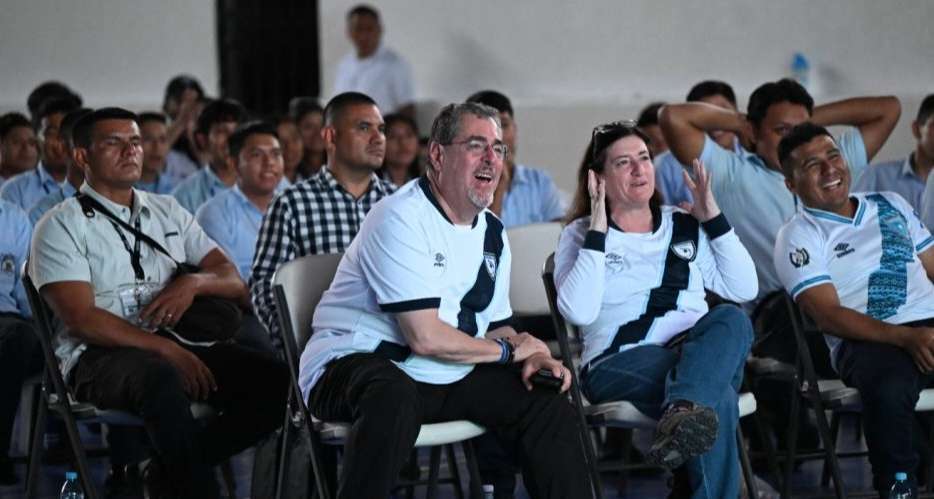 ¡De la Casa Presidencial al vestidor! Así busca Arévalo alentar a la Selección Nacional previo al partido con El Salvador