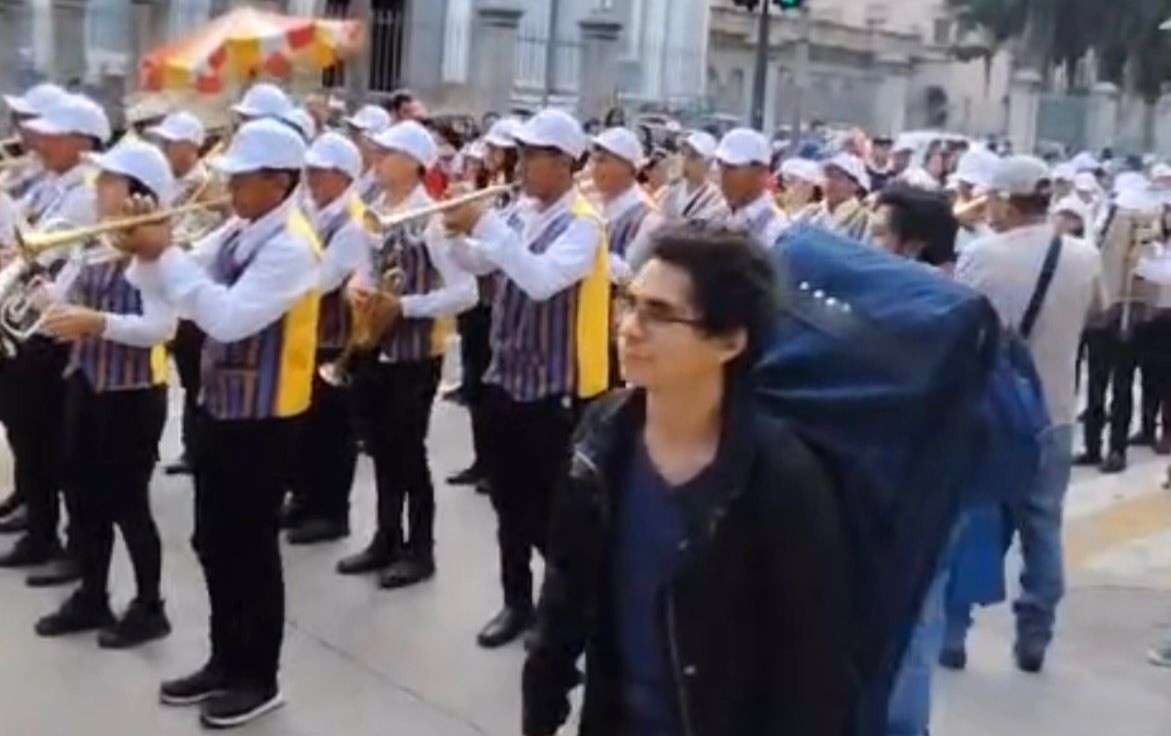 Desfile de bandas escolares, camiones varados y lluvia complican el tránsito este viernes
