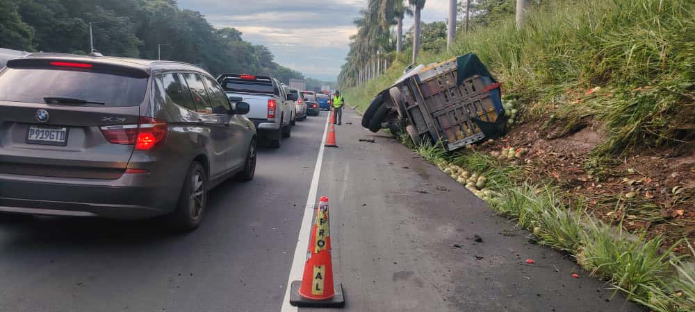Camión se sale de la autopista Palín-Escuintla y deja heridos