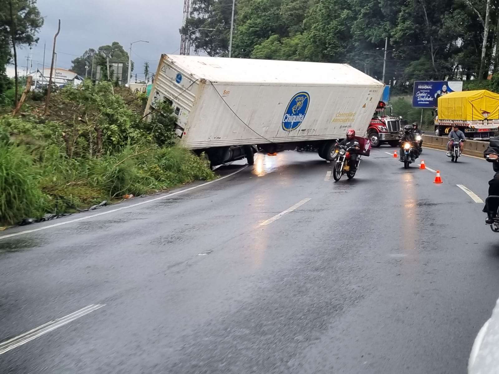 ¡Caos en la ruta al Pacífico! Un solo carril habilitado tras choque de tráiler