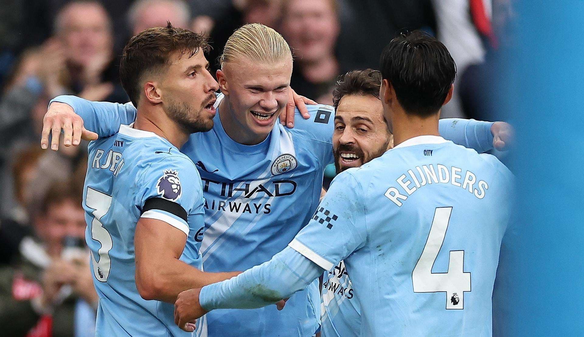 El jugador del Manchester City Erling Haaland (C) celebra el 3-0 durante el partido de la Premier League que han jugado Manchester City y Manchester United, en Manchester, Reino Unido. EFE/EPA/ADAM VAUGHAN