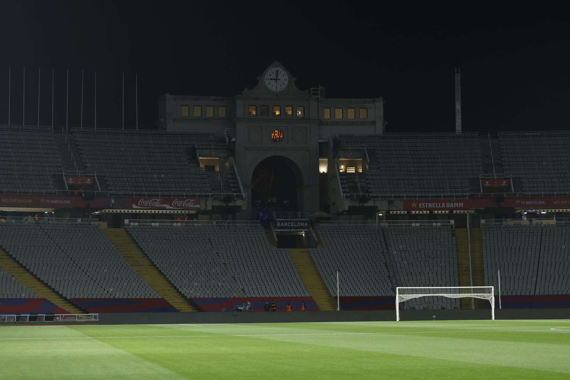 Barcelona prepara su fin de semana en Montjuïc mientras espera abrir el Camp Nou