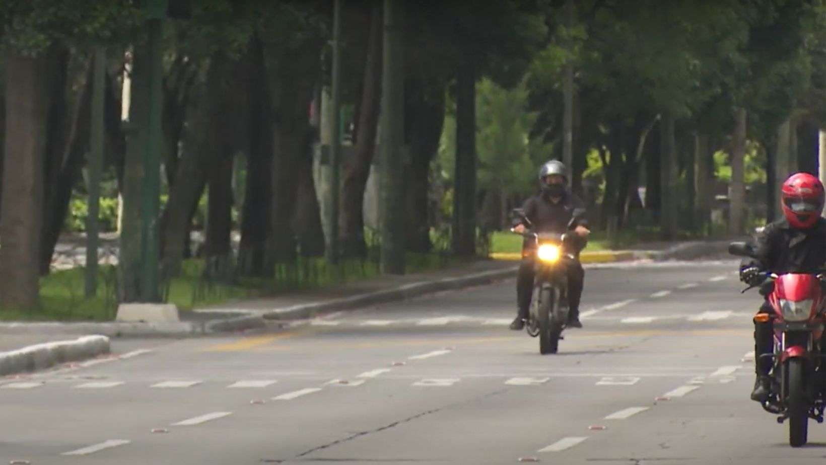 ¡Vaya ocurrencia! Motorista intentaba tapar placas con mascarilla en zona 9