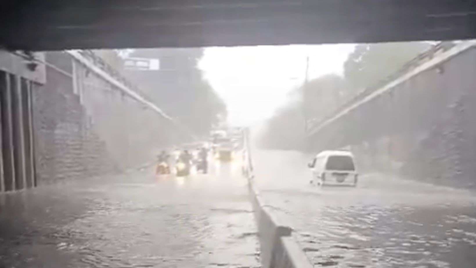 EN VIDEO | ¡Arrastrado por la corriente! Motorista lucha contra la corriente en Carretera a El Salvador