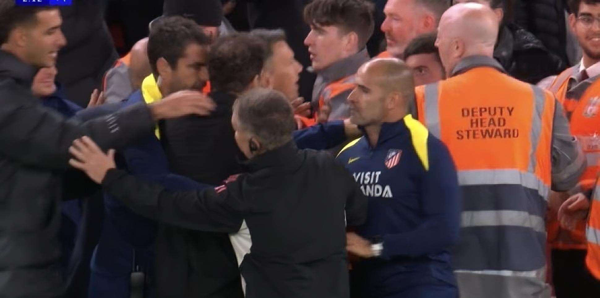 EN VIDEO | Lo que pasó con ‘el Cholo’ al final del Liverpool vs Atlético lo tiene en boca de todos