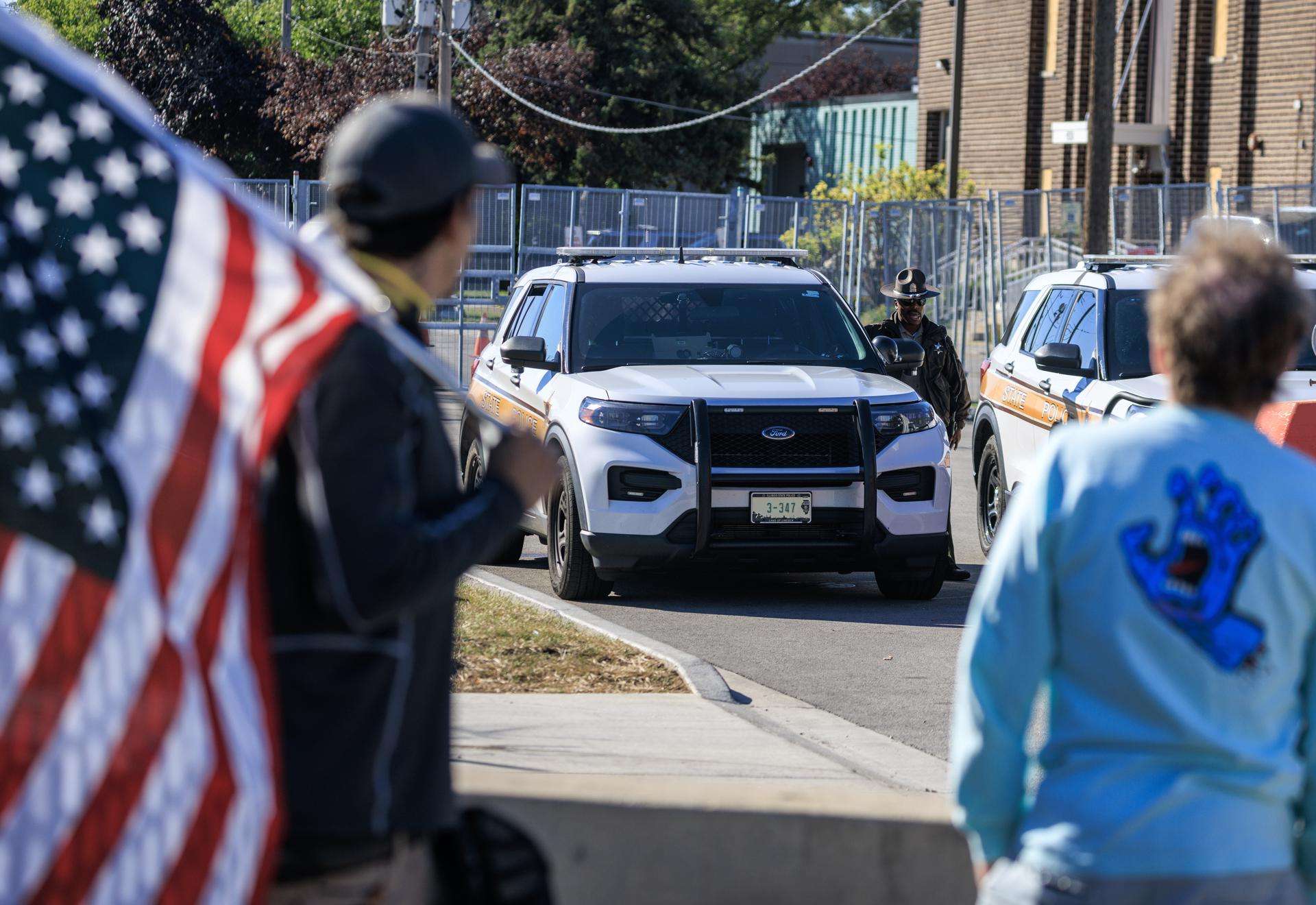 Soldados de la Guardia Nacional de Texas se movilizan en centro de detención ICE en Chicago