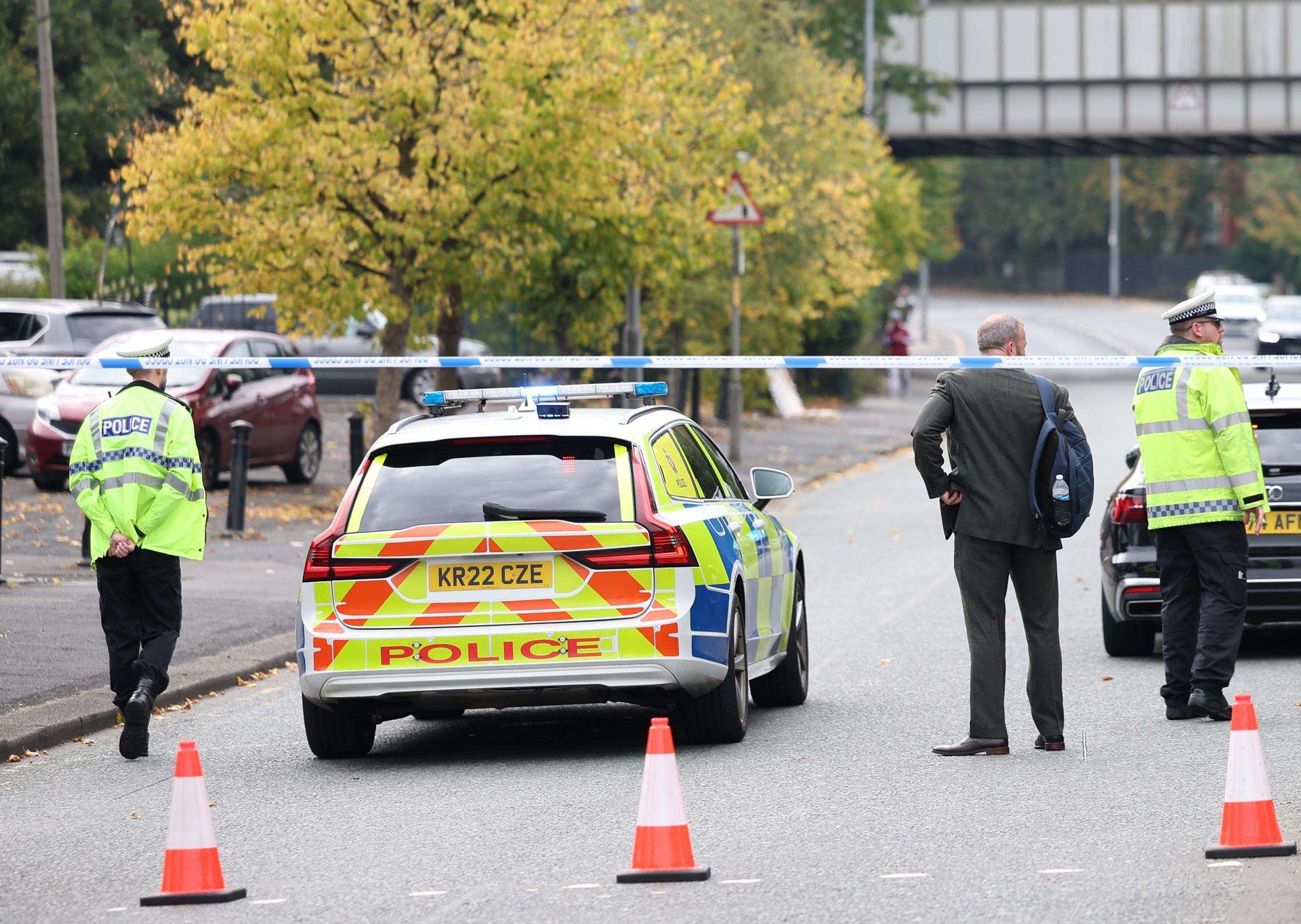 Cuatro heridos en un ataque con apuñalamiento y atropello en una sinagoga en Mánchester